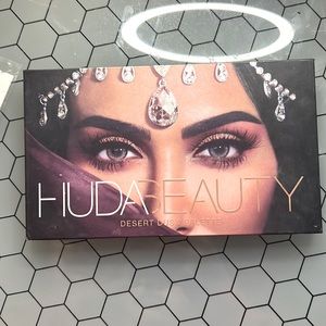 Huda beauty desert dusk eyeshadow palette